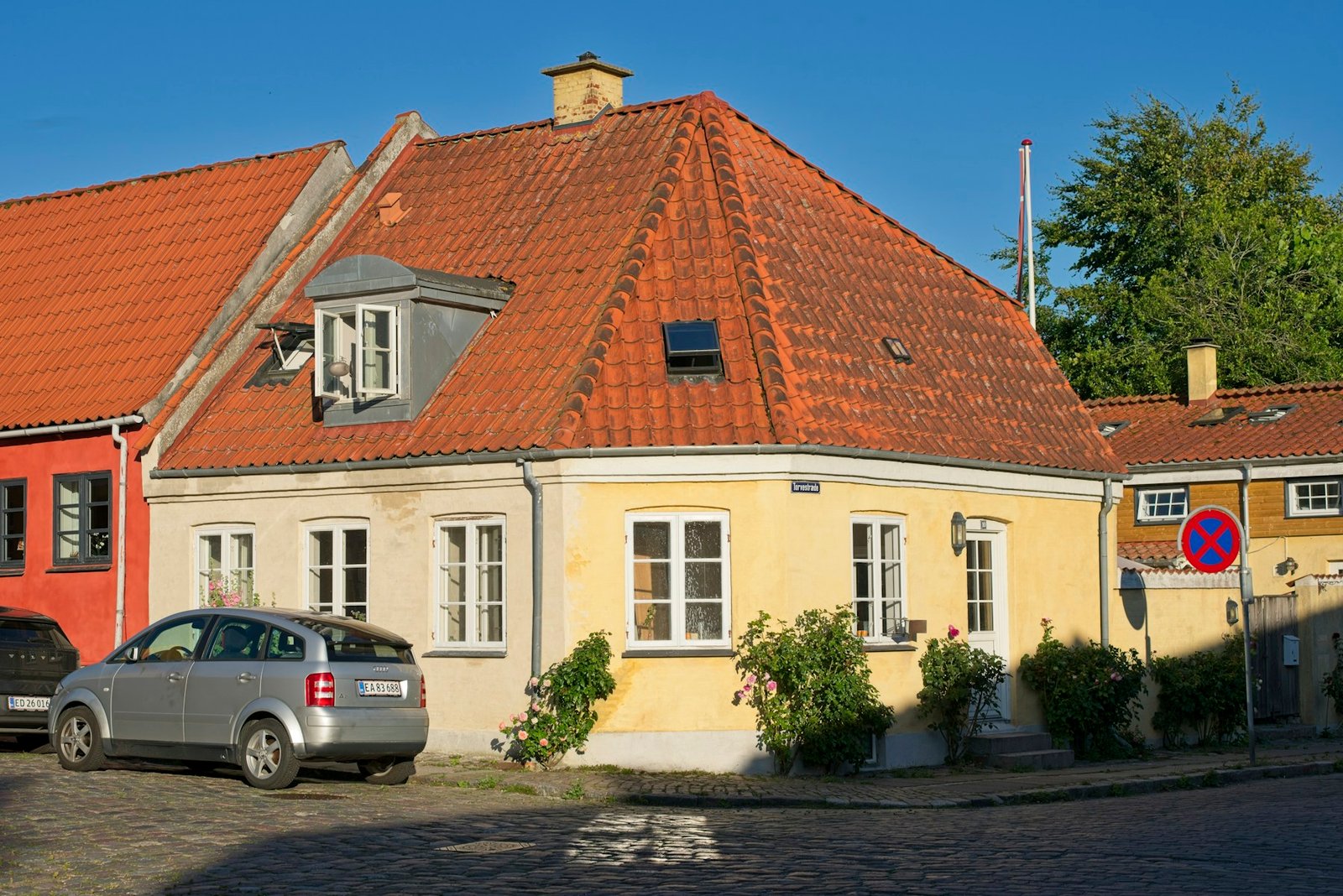 Rødt tegltag på et gult byhus i Præstø på Sjælland
