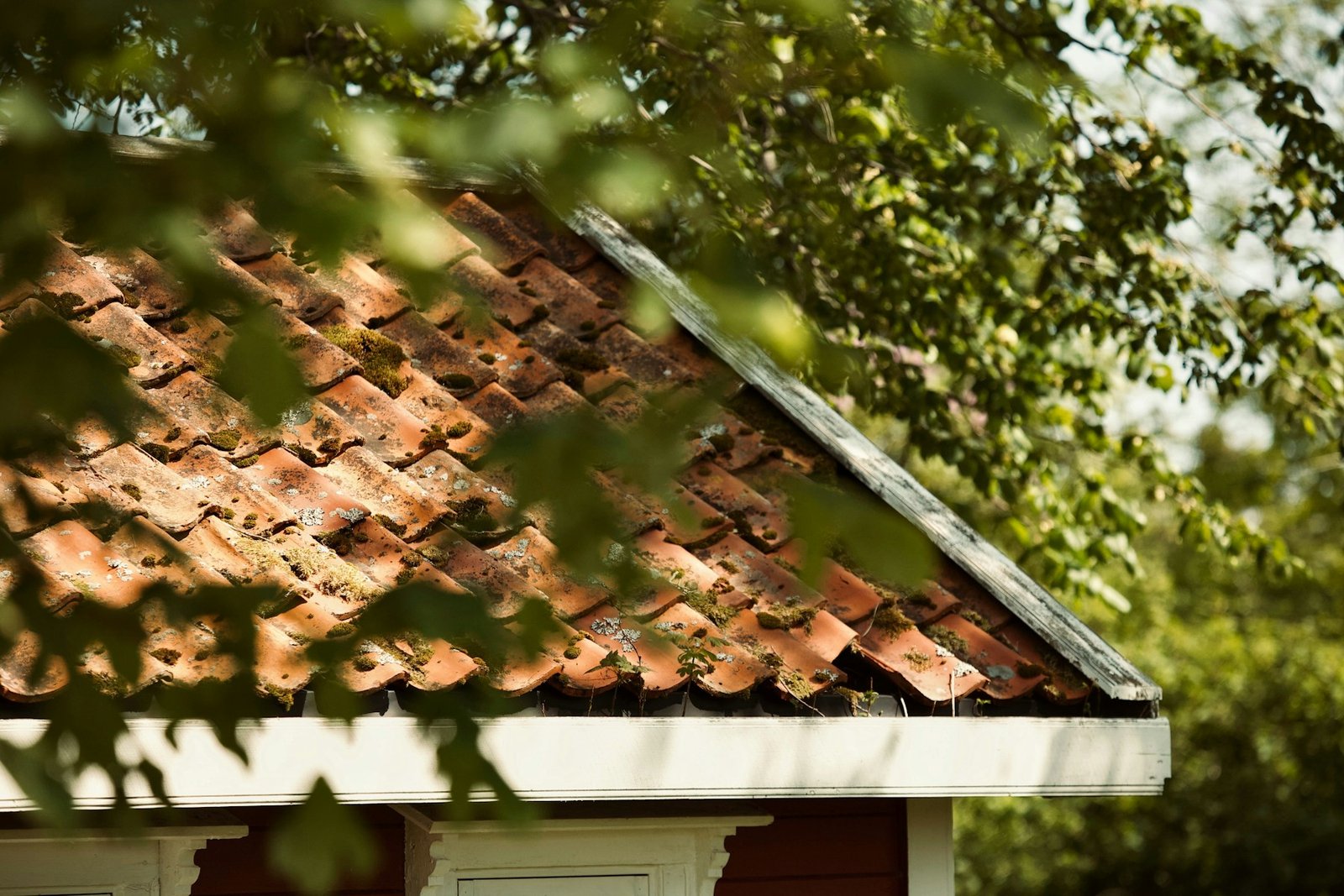 Nærbillede af ældre tegl med naturlige farveforskelle og patina